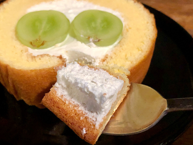 【シャトレーゼ　山梨県産シャインマスカットのふんわりロール】クリームはマスカット風味でシャインマスカットの甘みとの相性がマル