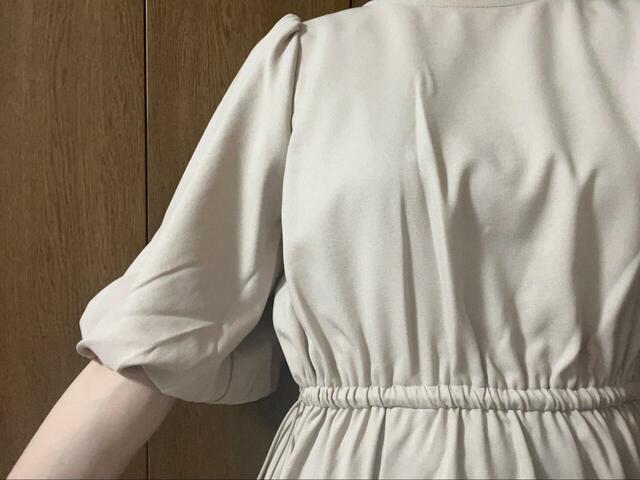  【Honeys ドロスト使いワンピース】袖は肘の上くらいでやや長めです