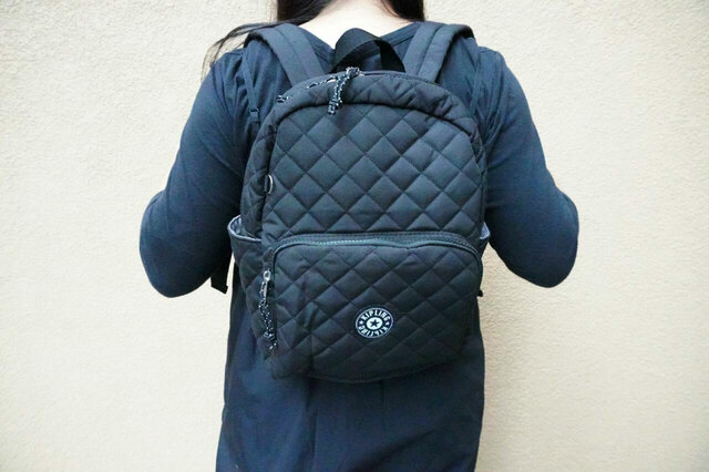 身長158cmの筆者が背負ったところ【キプリングのキルティングバックパック】