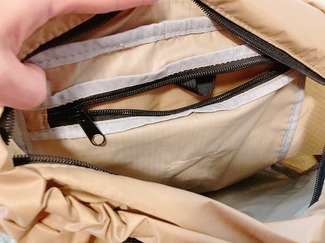 【ワークマン 撥水2WAYポケッタブルトート】中には小物を入れられるファスナーポケットも付いています◎