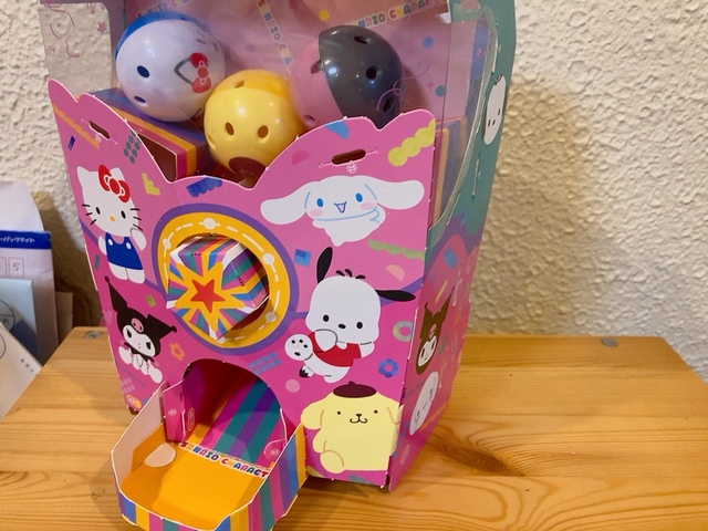 【げんき　2023年夏号付録「サンリオキャラクターズ　ころりんがちゃ」】取り出し口をつけて完成！