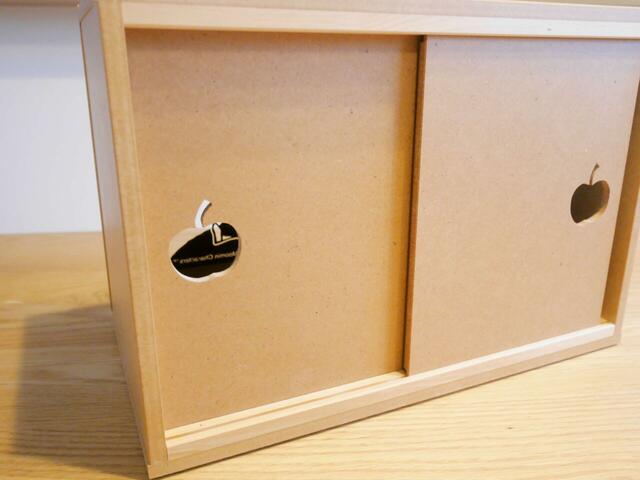 【ベルメゾン「両面から使えるカウンター上収納ボックス／リトルミイ 『ムーミン』】引き戸の穴はリンゴの形！戸を開けると…⇒