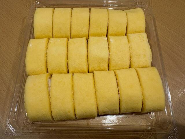 【ロピア もちり プレーン】フタを上げるときれいに並んでおり、取り分けしやすい形状です♪