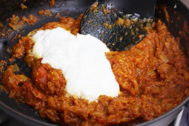 塩とヨーグルトを加える