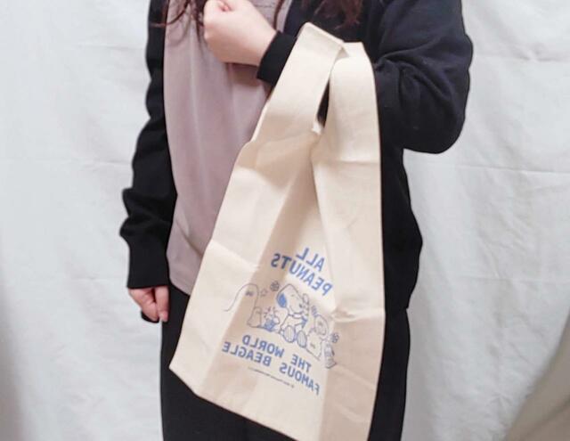 腕にかけられる