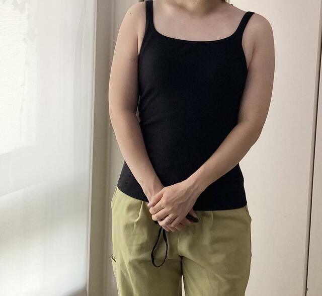 【ユニクロ エアリズムコットンブラタンクトップ】カラーはホワイト、ブラック、ピンク、ベージュ、ブラウン、グリーンがあります