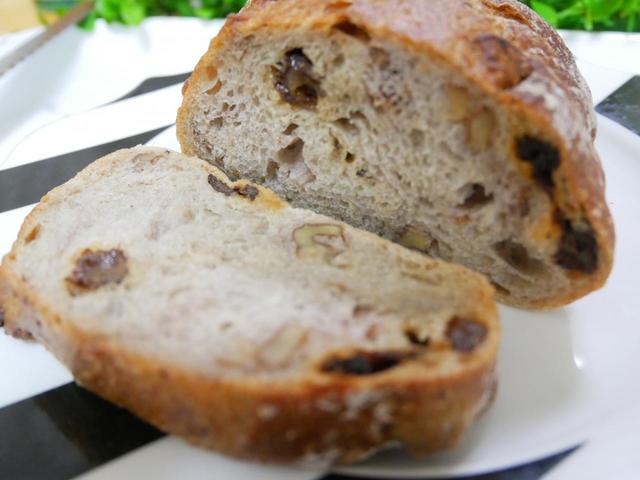 クリームチーズを塗って食べるのもおすすめ／モハベレーズンと胡桃のパン　1/2本（税込385円）