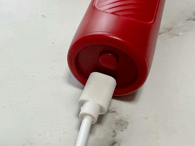 ケアガンの底部の差し込み口にケーブルを繋げます【＆ROSY（アンドロージー）10月号】付録「エステダム：フェイス＆ボディケアガン」