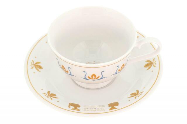 カップ＆ソーサー 3,800円｜「アナとエルサのフローズンジャーニー」をテーマにしたグッズ｜東京ディズニーシー新テーマポート「ファンタジースプリングス」｜販売店舗：東京ディズニーシー「エンポーリオ」｜発売日：2024年5月28日（火）