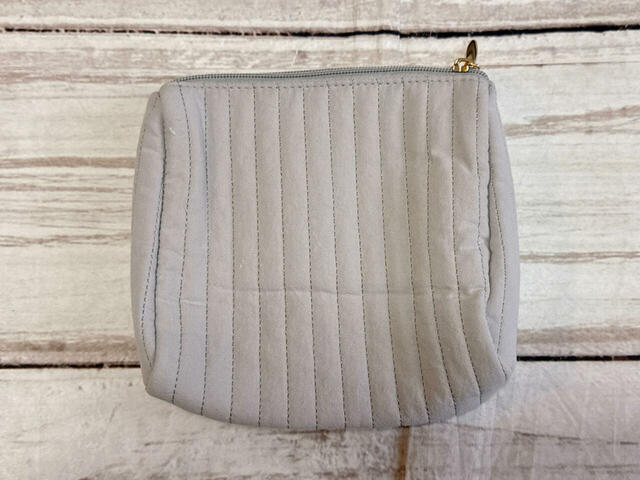 背面は装飾がないシンプルなデザイン