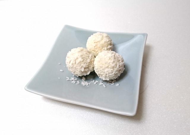 ココナッツ菓子が好きな人にはたまらない！【日本フェレロ　ラファエロ　150g（15粒）×2箱（計300g）　998円】