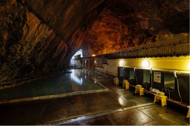 薄暗くて洞窟らしい感じの温泉