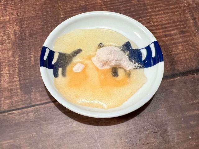 トレイから小皿に水を注いで…