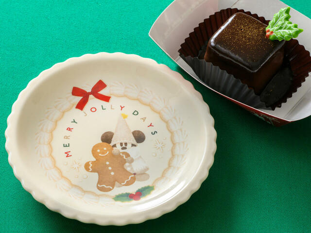 チョコレートケーキ（ナッツ入り）、スーベニアプレート付き 1,200円｜東京ディズニーリゾート「ディズニー・クリスマス」スペシャルメニュー｜販売店舗：東京ディズニーランド「トゥモローランド・テラス」、東京ディズニーシー「ニューヨーク・デリ」｜発売日：2024年11月8日（金）〜12月25日（水）