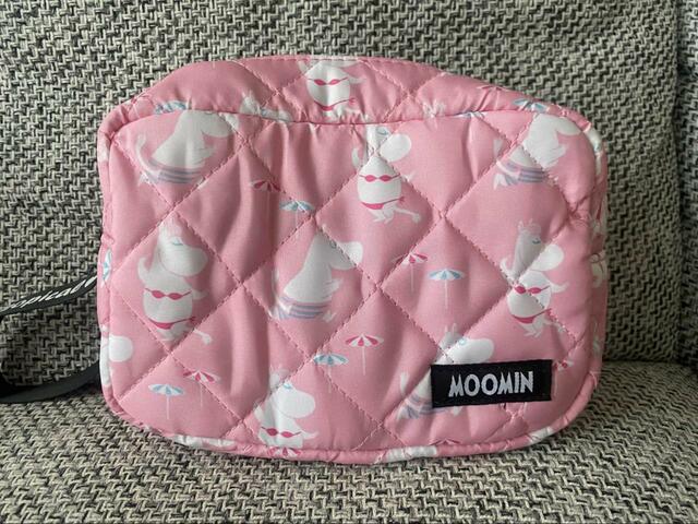 【sweet 2022年7月号特別付録　トロピカルムーミンのバカンスポーチ】若干オーバーサイズのものを入れても記事が伸縮性なので少し変形しながらもチャックが閉まります。