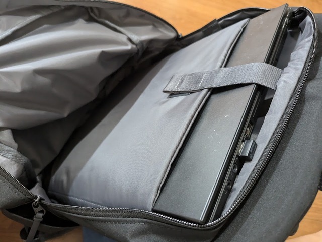 【ユニクロ ファンクショナルバックパック】PCスリーブ自体は薄めのクッションですが、背中のクッションが厚めなので問題ありません♪