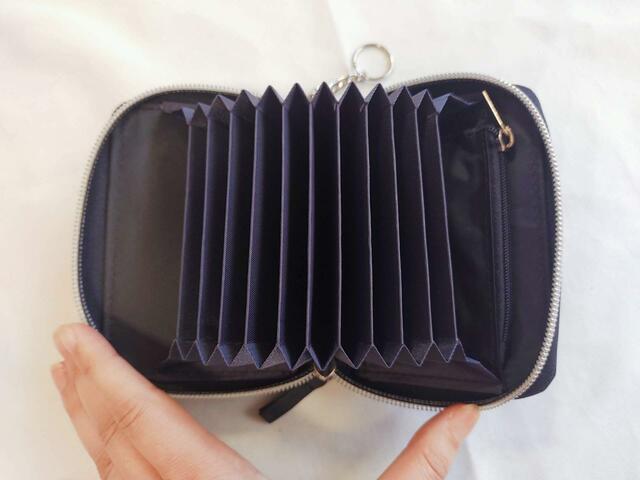 カードポケットが10個×小銭入れ（ファスナー式）を確認