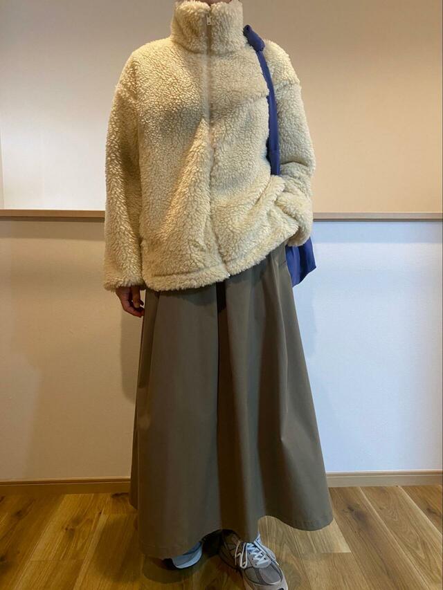 【UNIQLO フリースジップアップジャケット】ロングスカートとのコーデ。前をしっかりと締めればより暖かく着られます♪