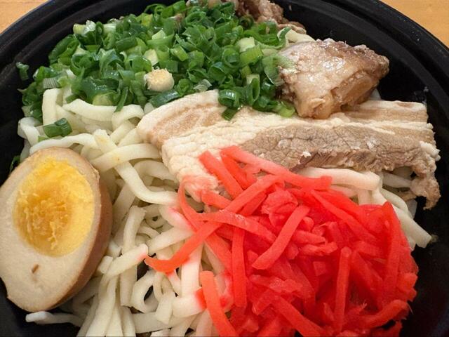 【ロピア 沖縄風ソーキ蕎麦】具材がぎっしり詰まった見た目に、食べる前から期待が高まりました！