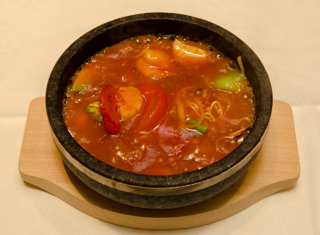 東京ディズニーシー・ホテルミラコスタ「シルクロードガーデン」笑味Sara「海鮮石焼酸辣麺 黒辣油添え」¥2,500(1日限定20食)