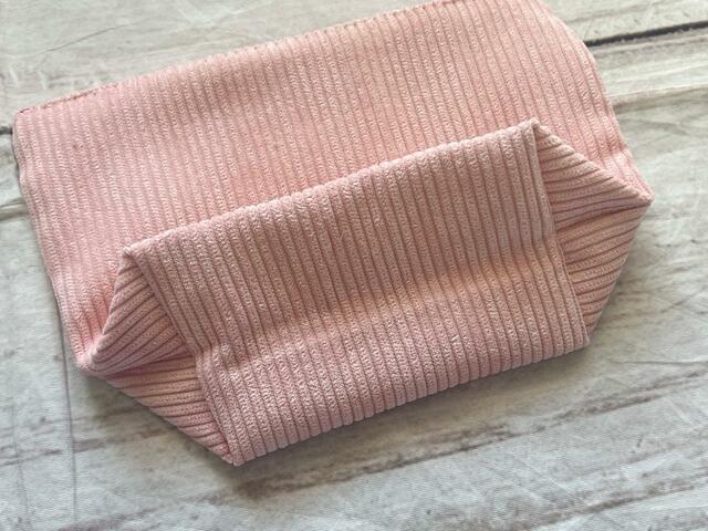 サイズは約縦13cm×横20cm×マチ8cm。マチ付きなのでたっぷり入りそう！