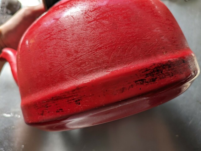 【こげとりぱっとビカ 万能タイプ】使用前。焦げとヤカン表面のベタつきをどうにかしたい…