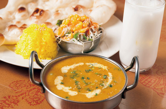 上野・御徒町「カレー」の名店／Harsh　Dセット／チキンカレー　850円　ラッシー　100円（ランチセットの値段）