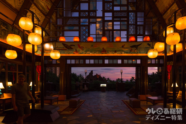 ロビー「マカアラ」からの夕景｜アウラニ・ディズニー・リゾート & スパ コオリナ・ハワイ