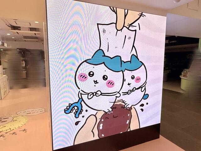 LEDビジョンに映し出されるアニメーションは一周するのに約30分かかる長尺仕様！筆者が見たタイミングでは、どれもかなり闇深いワンシーンでした…