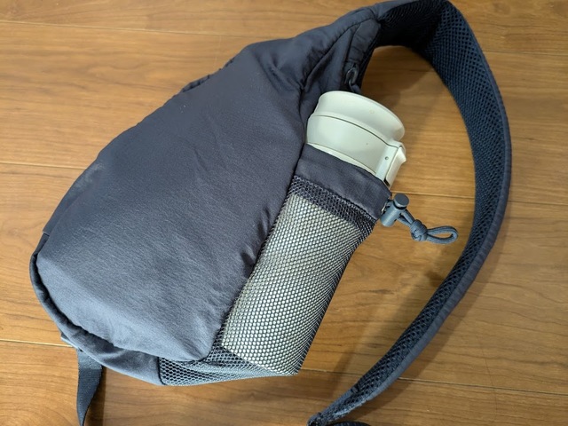 【GU　スリングショルダーバッグ】外側にはドリンクや小物を入れられるメッシュポケットも◎