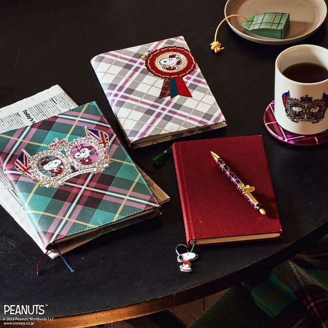 【PEANUTS×Afternoon Tea】ダイアリーカバーB6 ¥2,200、ダイアリーカバーA5 ¥2,200、刺繍ブックマーカー ¥1,100、ボールペン ¥1,430、シリコンティーバッグセット ¥1,760、リモートマグカップ ¥6,600
