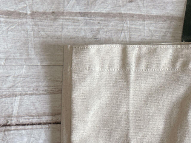 素材は綿100％。コットンキャンバス生地です