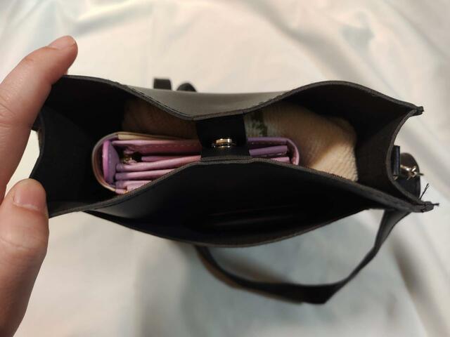 【MILKFED.(ミルクフェド)ショルダーバッグ&カードホルダー】長財布を入れても、スナップボタンを留めることが可能