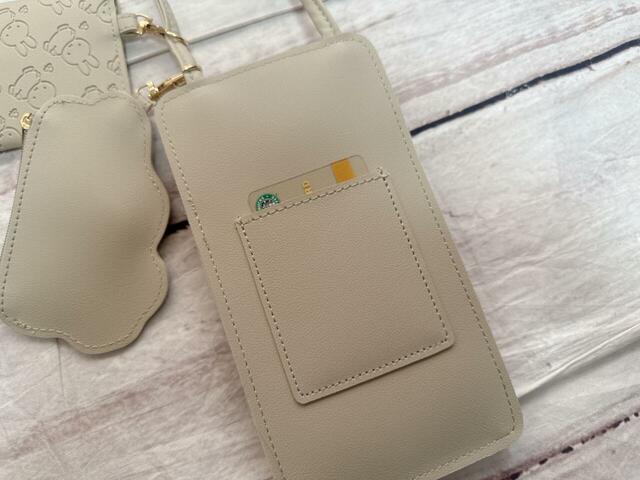 背面のカードケースが便利!