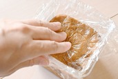 【味噌の保存方法】味噌を保存するときはラップでぴったり密封してあげると長持ちします