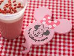 ホットストロベリードリンク(チーズホイップトッピング)、スーベニアコースター付き 対象メニューにプラス600円｜提供店舗：東京ディズニーシー「ザンビーニ・ブラザーズ・リストランテ」