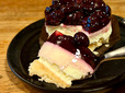 【スターバックス ブルーベリーレアチーズケーキ】ブルーベリーの風味を活かすレアチーズとガレットの味わいに感動