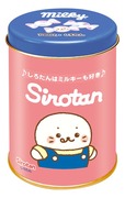 【ペコちゃん×しろたん】「ミルキー缶(ミルキーペコ×ミルキーしろたん)」770円 「ミルキーペコ」とお揃いのオーバーオールを着たしろたん