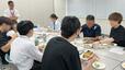 若手社員試食会の様子