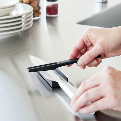 正解がわからない包丁研ぎ。山崎実業の「セットするだけでプロと同じ