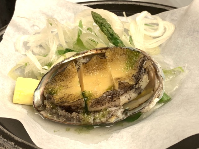 エゾアワビ料理　磯の香りバター 山椒ポン酢（和歌山産ぶどう山椒使用）