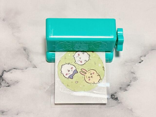 シートが出てくるまでレバーを回します