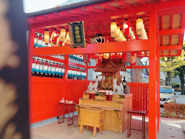 【蛇窪神社（へびくぼじんじゃ）】法密稲荷社には700年前の雨乞い断食祈願が成就した証を表して、111本の提灯が点灯していてとても煌びやかでした！