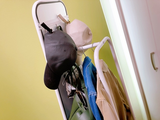 【ニトリ ハンガー付きスタンドミラー ストレージ2】帽子もかけられます