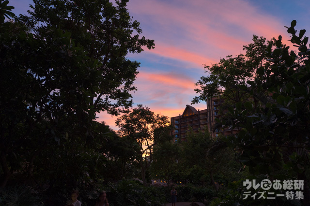 「オレロ・ルーム」のアウトドア・パティオから眺める夕景｜アウラニ・ディズニー・リゾート & スパ コオリナ・ハワイ