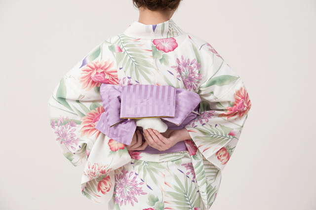 【帯がゆるんだ時の対処法】結び目のしたに折りたたんだハンカチなどを挟む