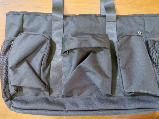 【ワークマン スプリットトートバッグ】後ろ側には2タイプ3つのファスナー付きポケットが付いています