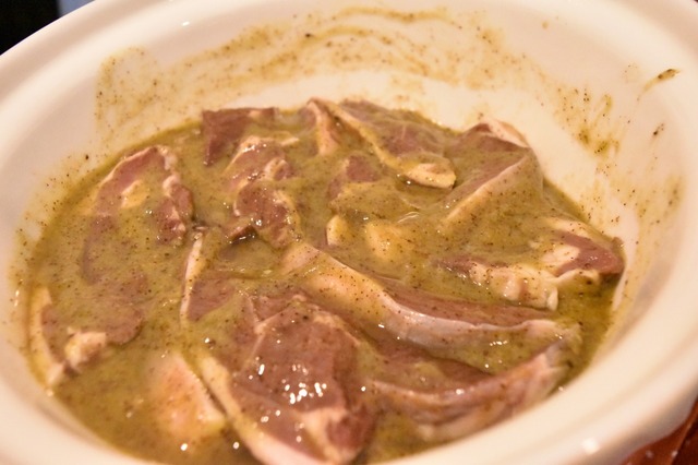 キウイなどを使用したソースに付け込んだラム肉