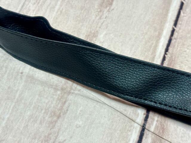 ストラップの素材はPVC合皮で高級感たっぷり！