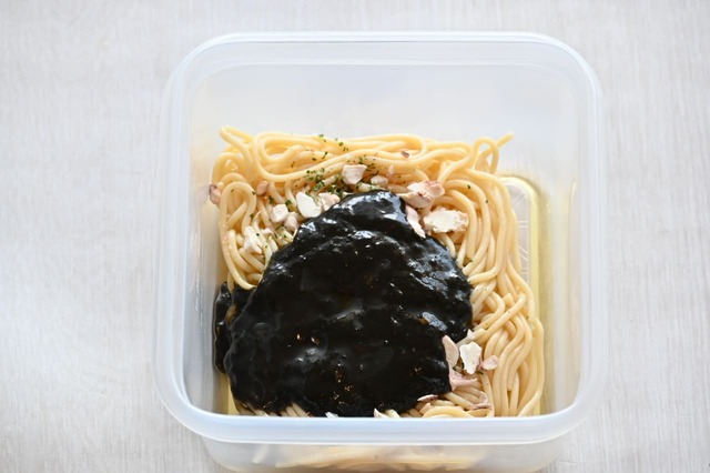 【コストコ新商品／アルチザン「イカスミオイルパスタ」】耐熱容器に麺、かやく、ソース、添付油の4種類を順番に入れます